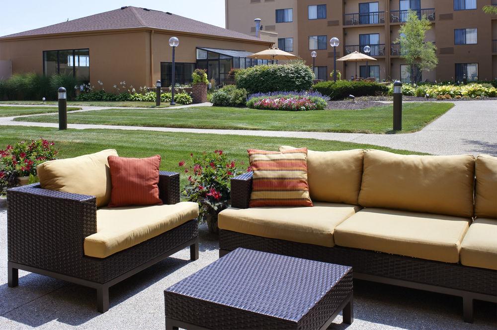 Courtyard By Marriott Indianapolis Airport Hotel Exterior foto