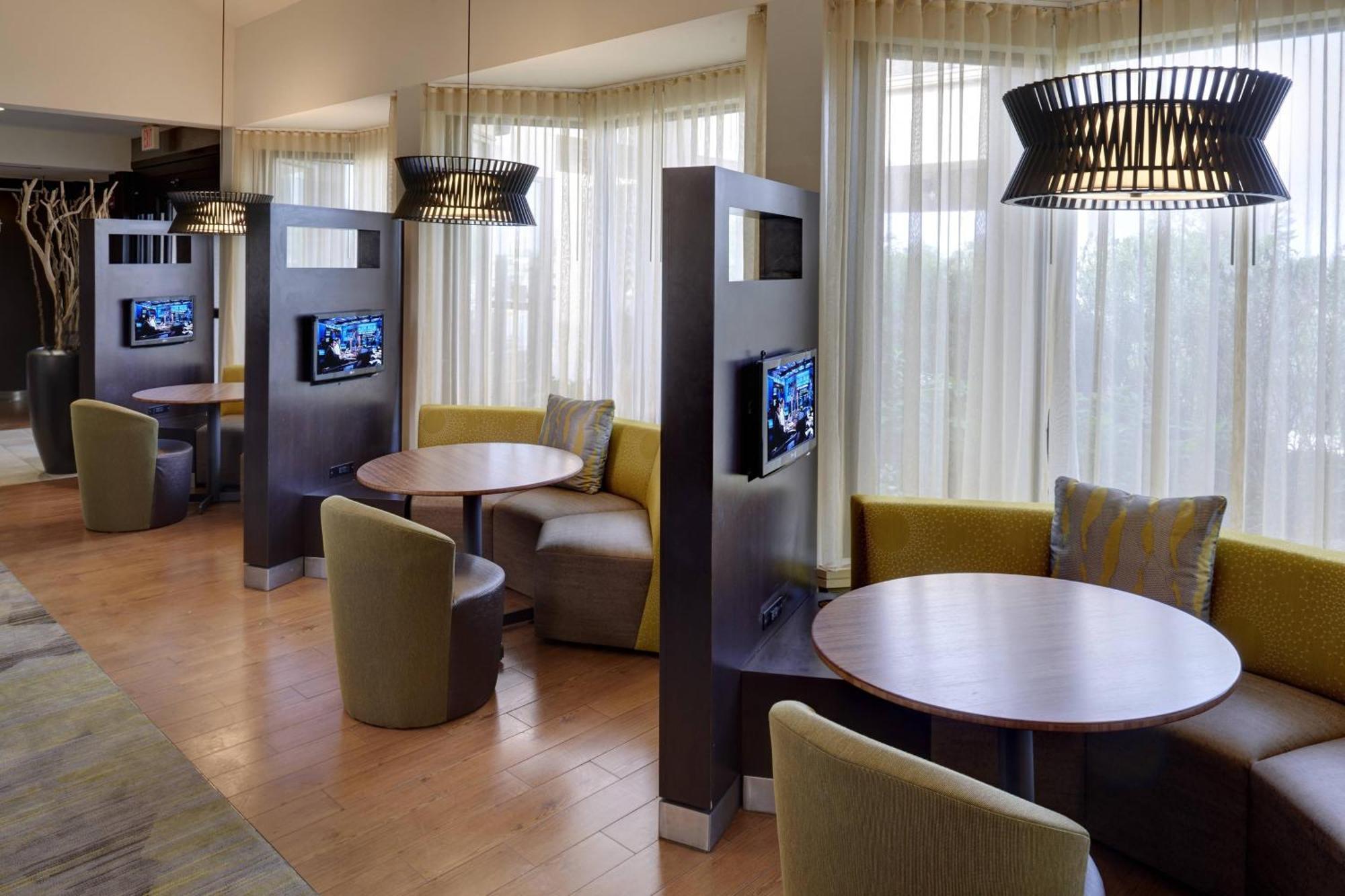 Courtyard By Marriott Indianapolis Airport Hotel Exterior foto