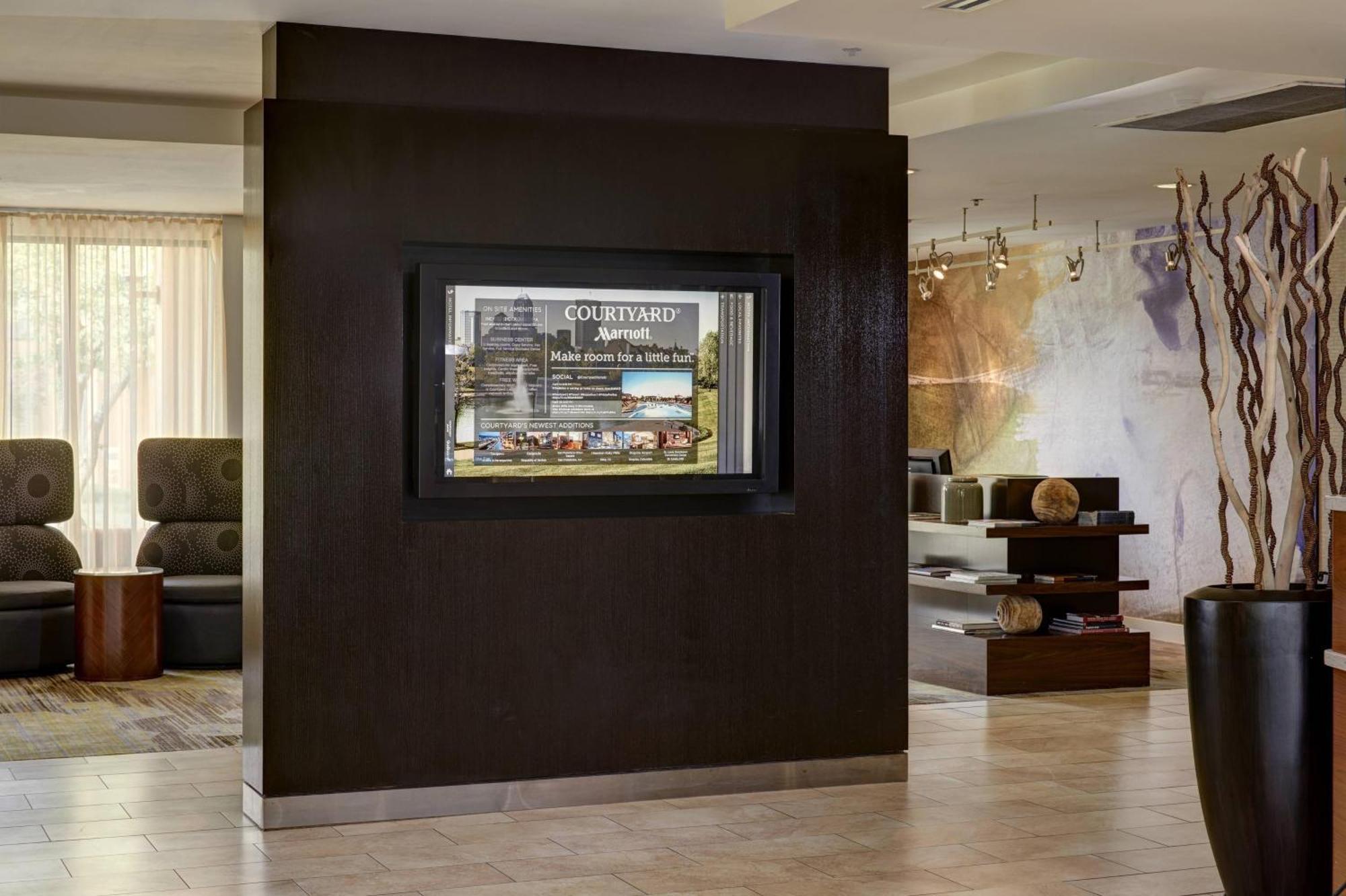 Courtyard By Marriott Indianapolis Airport Hotel Exterior foto
