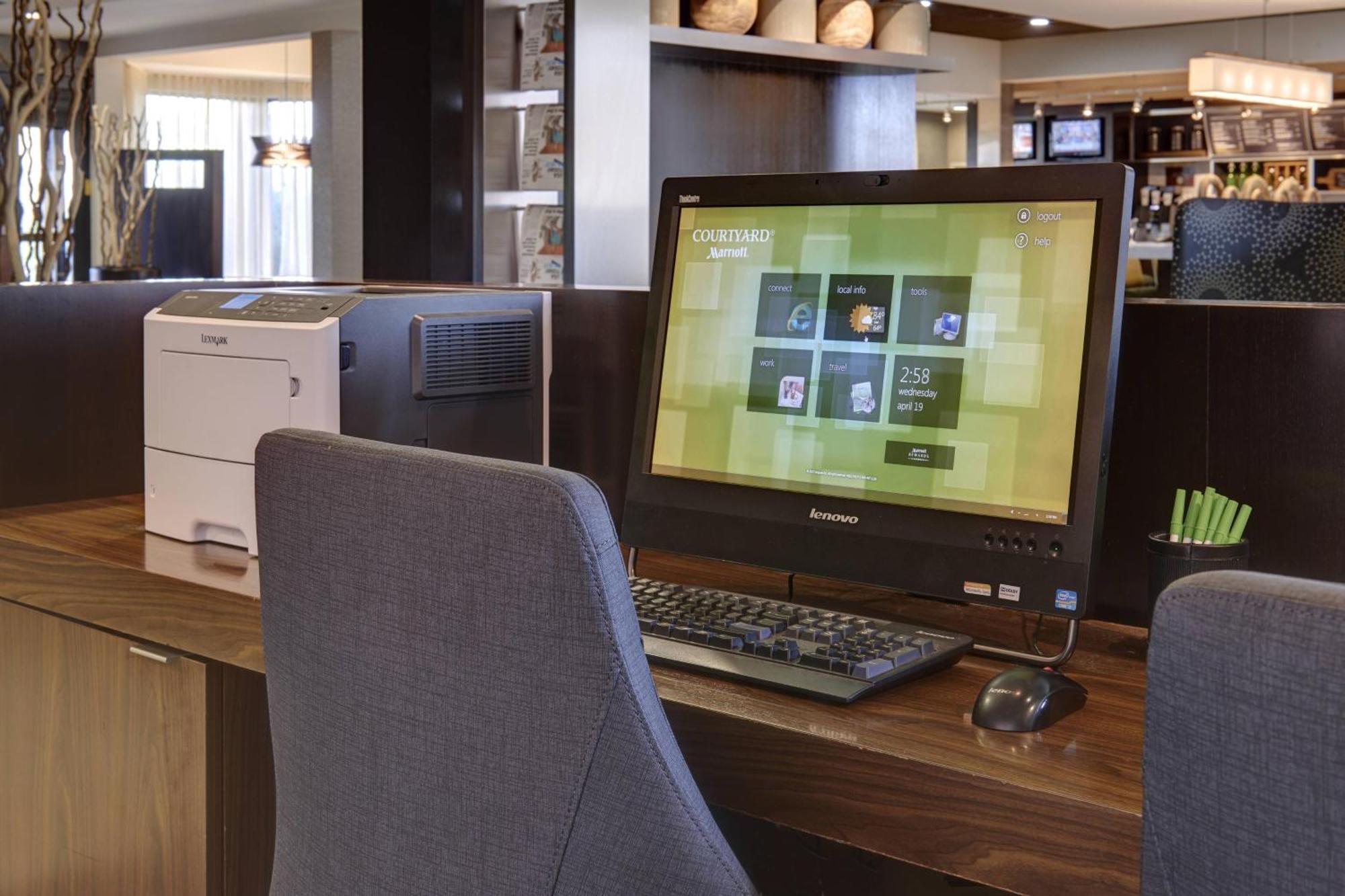 Courtyard By Marriott Indianapolis Airport Hotel Exterior foto