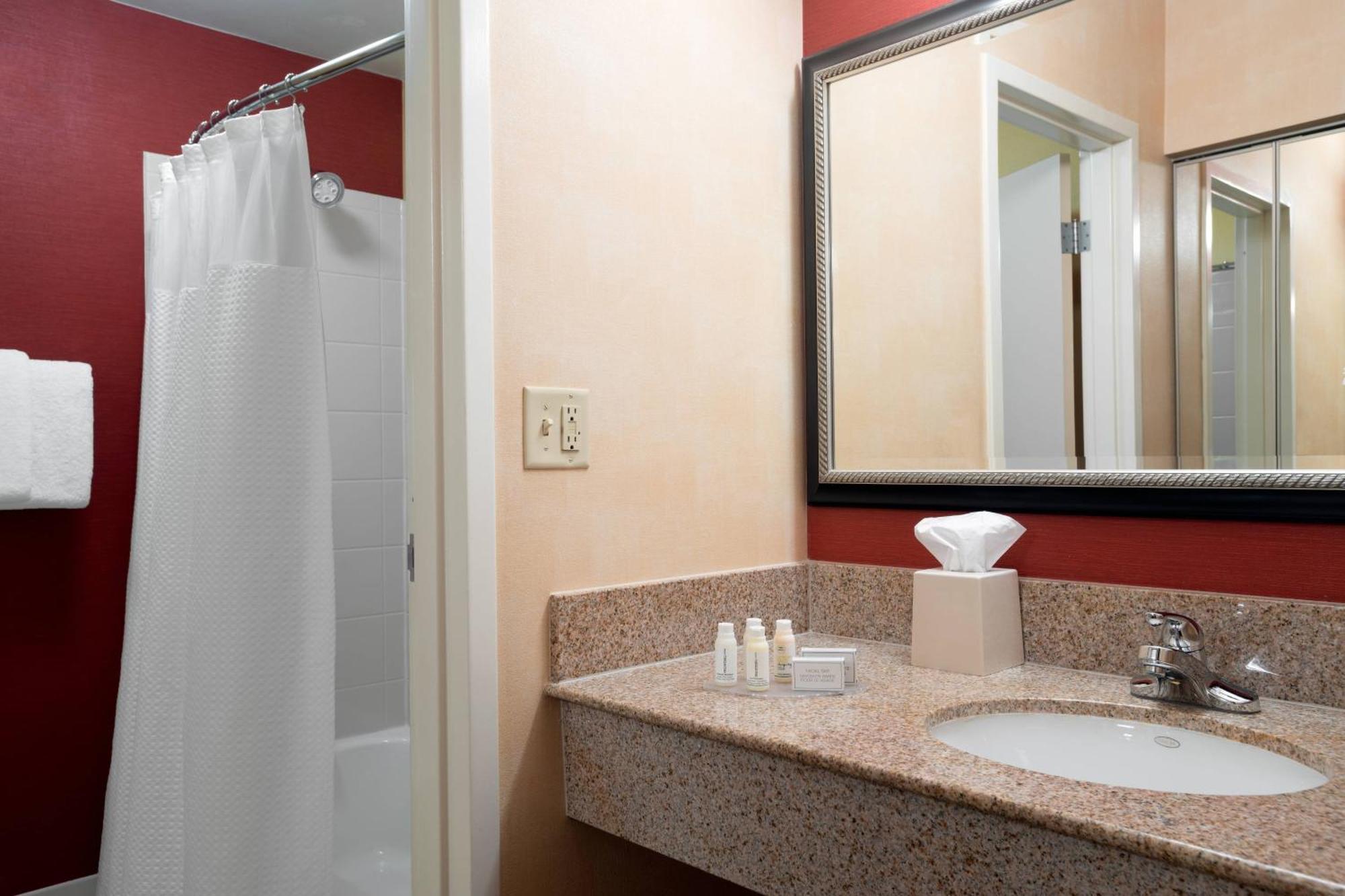 Courtyard By Marriott Indianapolis Airport Hotel Exterior foto