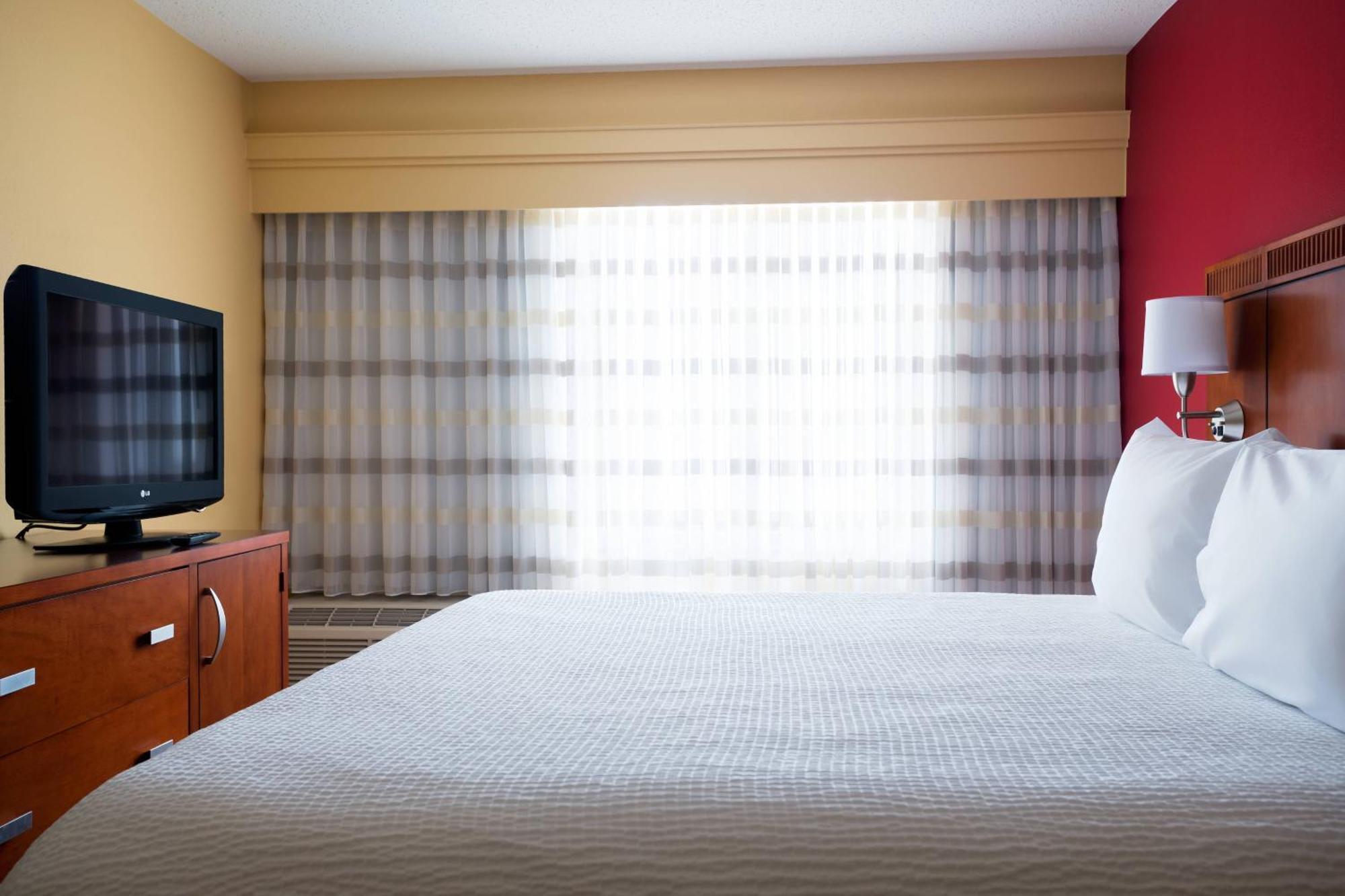 Courtyard By Marriott Indianapolis Airport Hotel Exterior foto