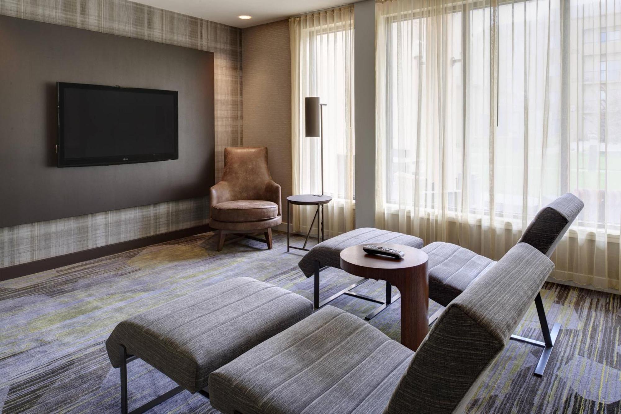 Courtyard By Marriott Indianapolis Airport Hotel Exterior foto