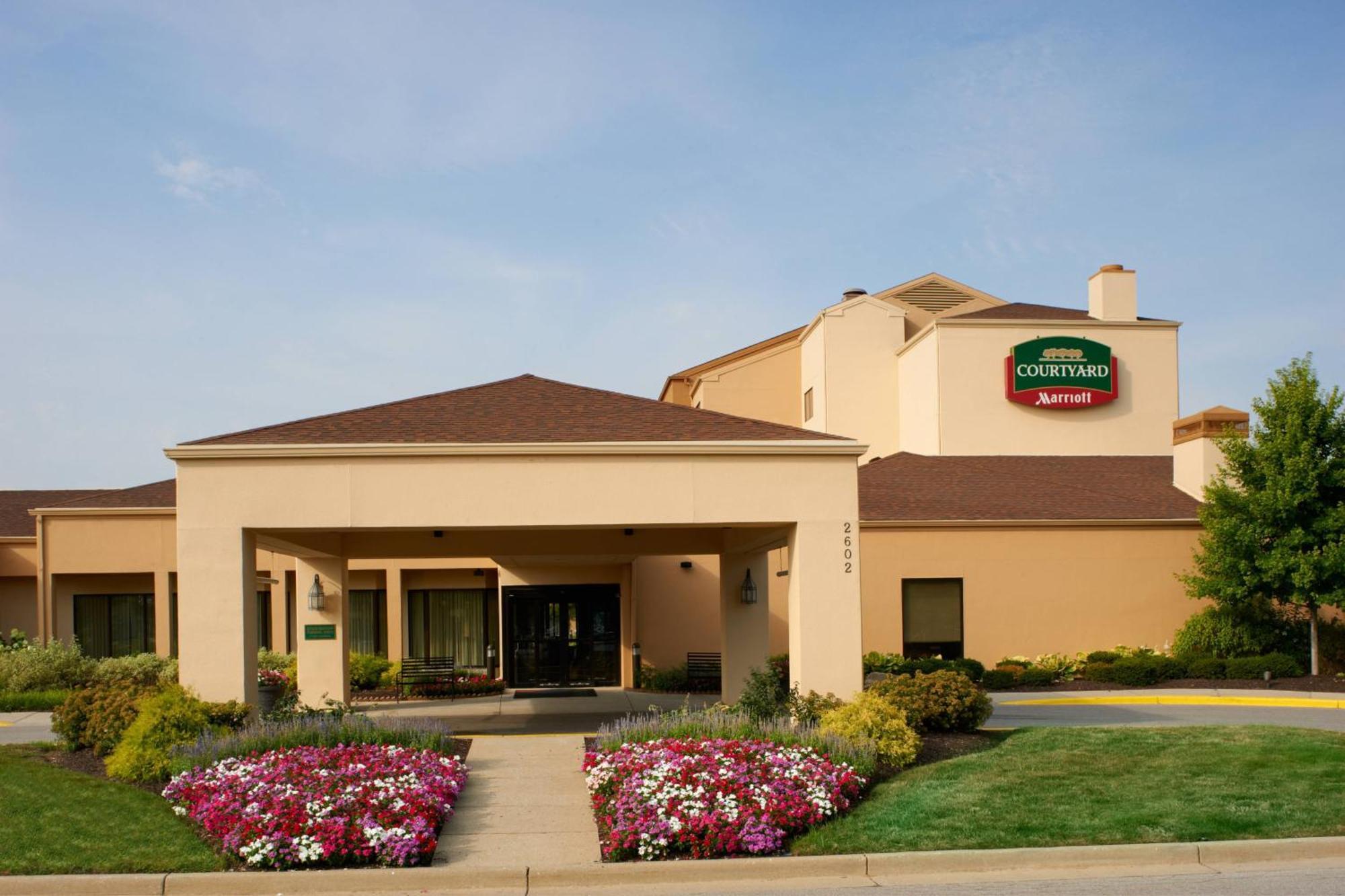 Courtyard By Marriott Indianapolis Airport Hotel Exterior foto