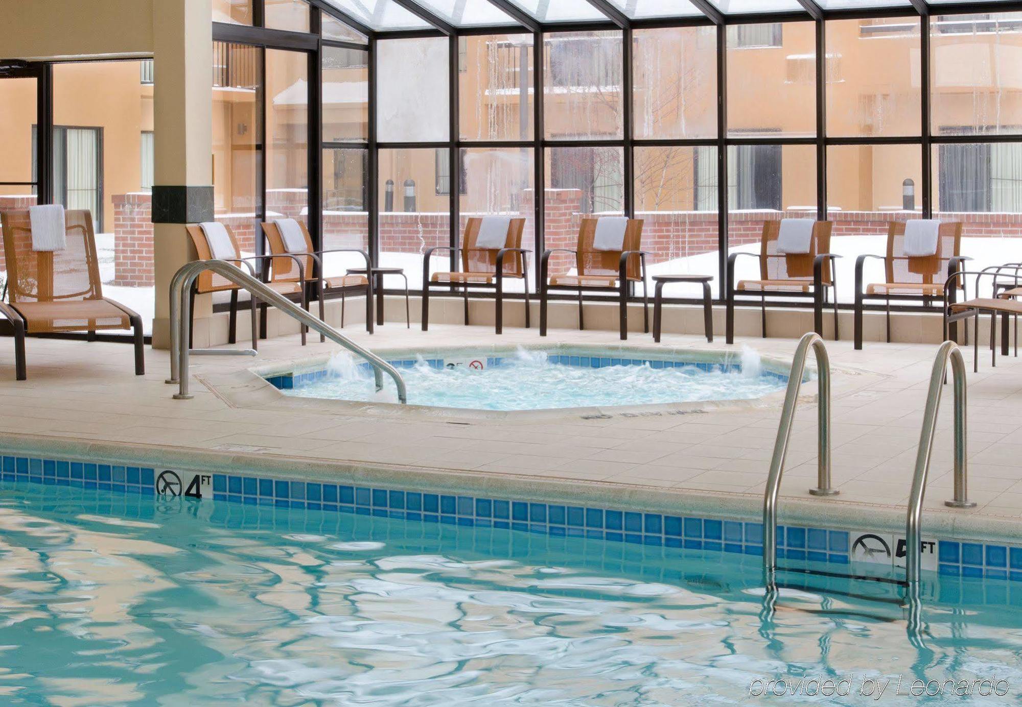 Courtyard By Marriott Indianapolis Airport Hotel Exterior foto