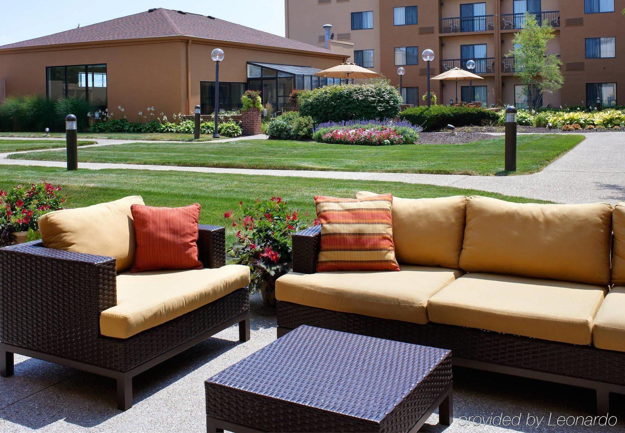 Courtyard By Marriott Indianapolis Airport Hotel Exterior foto