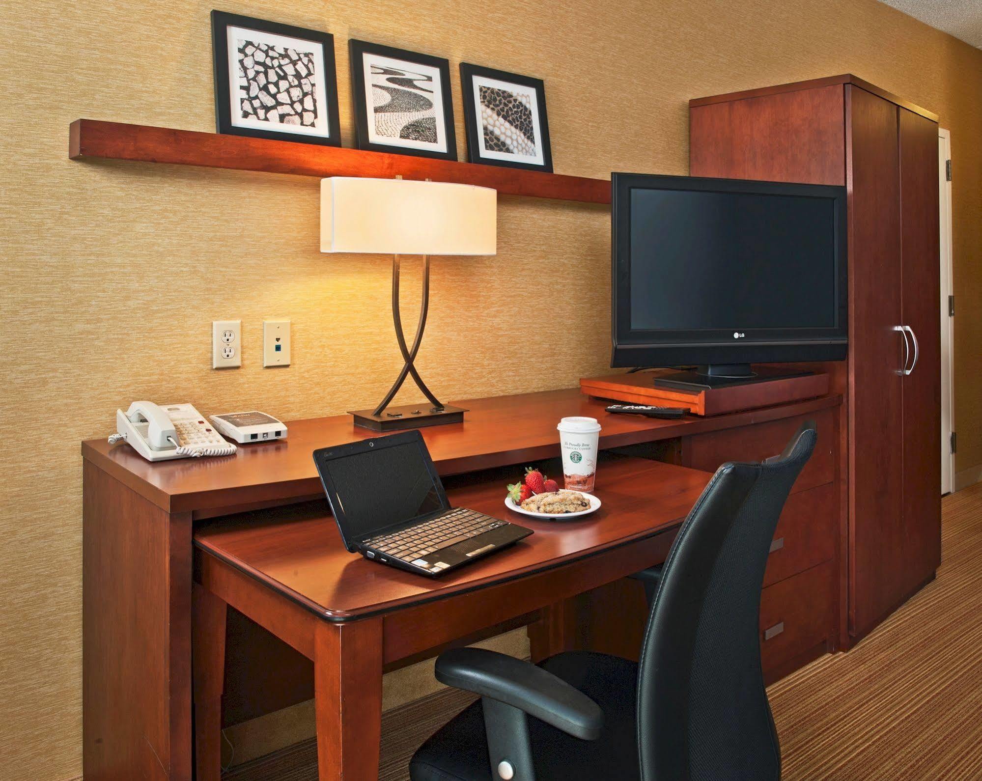 Courtyard By Marriott Indianapolis Airport Hotel Exterior foto