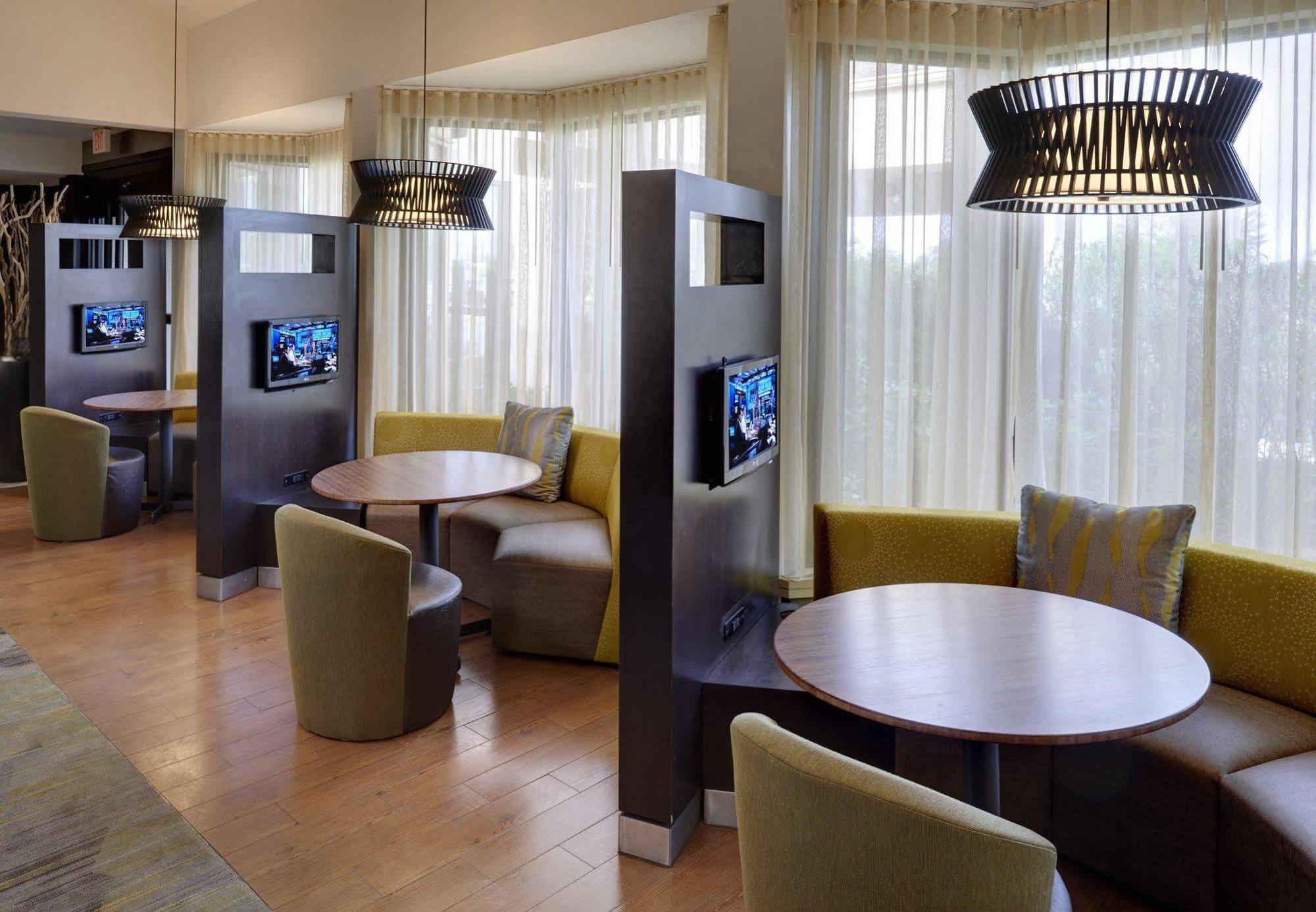 Courtyard By Marriott Indianapolis Airport Hotel Exterior foto